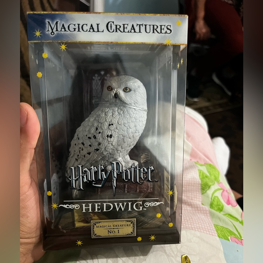 Harry Potter Magical Creatures collectible Hedwig owl figure w/ display case